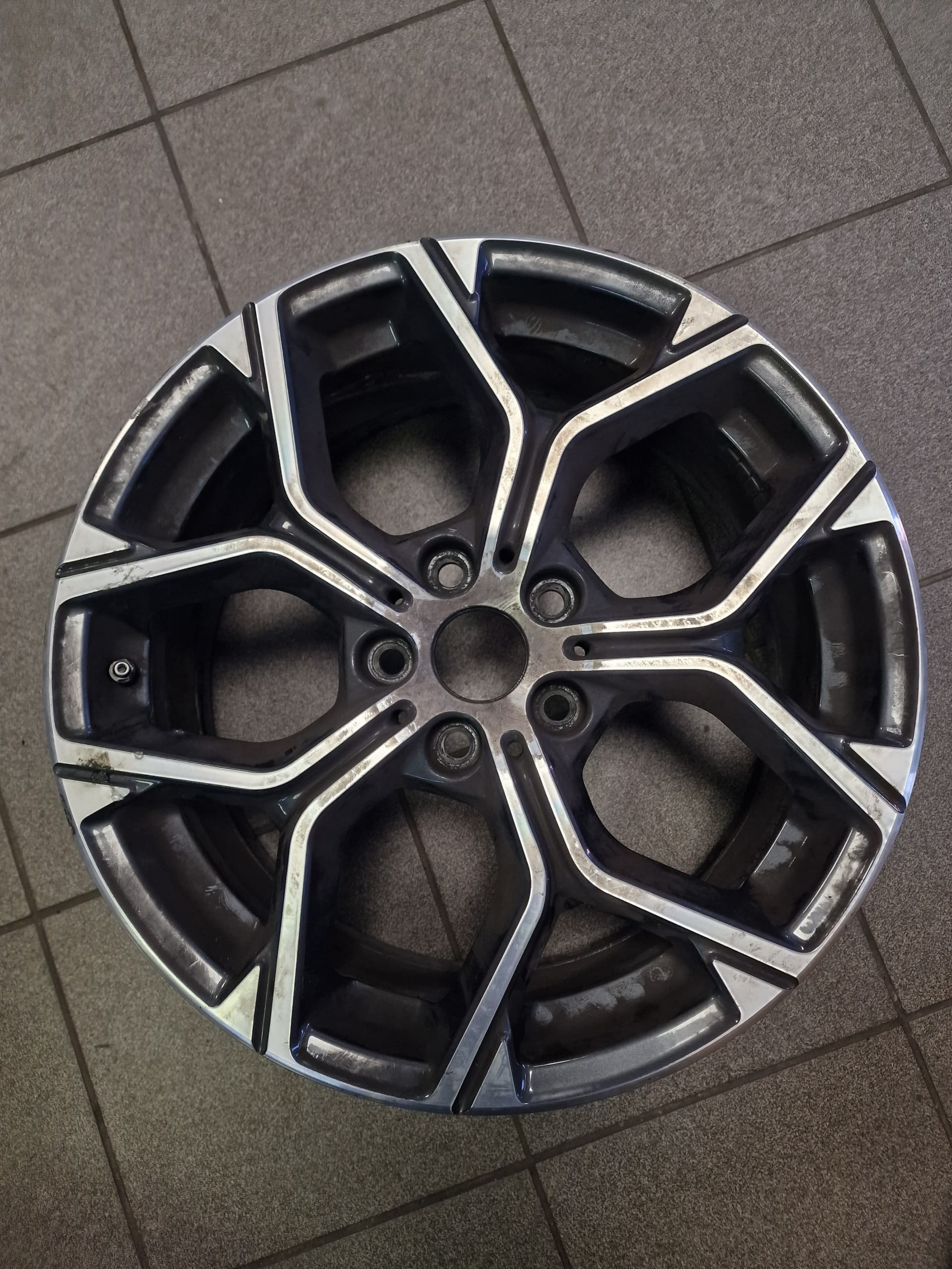 uszkodzony rant felgi aluminiowej przed naprawą
